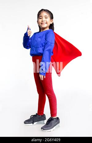 Piccolo bambino asiatico gioca supereroe. Ragazza sullo sfondo con super eroi concetto in Girl Power Concept. Foto Stock