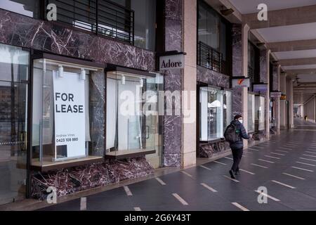 Sydney, Australia. 9 luglio 2021. Un negozio per il leasing è visto a Sydney, Australia, 9 luglio 2021. PER ANDARE CON 'Feature: Business come insolito, piccole imprese a Sydney Weathering COVID-19 lockdown' Credit: Bai Xuefei/Xinhua/Alamy Live News Foto Stock