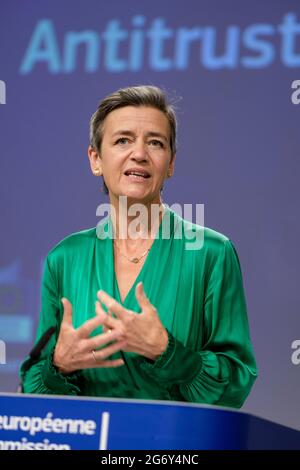 08 luglio 2021, Belgio, Brüssel: Commissione europea Vicepresidente per un'Europa Margrethe Vestager parla ai media nella sala stampa della Commissione europea. Oggi ha multato i costruttori tedeschi BMW, VW (Volkswagen, Audi & Porsche) e Daimler ·875 milioni per aver colluito per ostacolare lo sviluppo della tecnologia delle emissioni pulite. Foto: Thierry Monasse/dpa Foto Stock