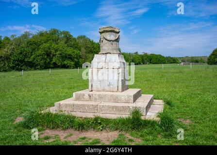 Monumento ad un assedio nel 1855 presentato dall'ammiraglio Lord Lyons a Henry Granville, Duca di Norfolk. Vicino alla Torre Hiorne in Arundel Park, West Sussex, Regno Unito. Foto Stock