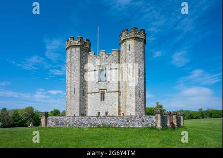 Torre Hiorne in Arundel Park, AKA Hiorne's Tower, un edificio del XVIII secolo di follia costruito da Sir Francis Hiorne situato nel Parco di Arundel e Arundel, West Sussex, Regno Unito. Foto Stock