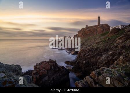 Capo del faro di Vilan in Galizia, Spagna durante una bella serata Foto Stock