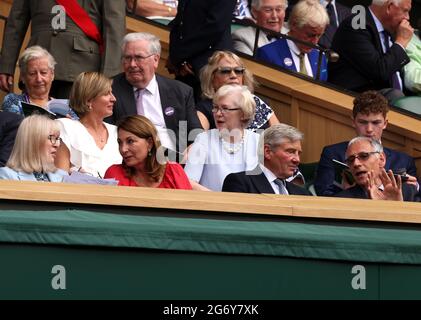 Carole Middleton (centro a sinistra) e Michael Middleton (centro a destra) nella casella reale sul campo centrale il giorno undici di Wimbledon presso l'All England Lawn Tennis and Croquet Club, Wimbledon. Data immagine: Venerdì 9 luglio 2021. Foto Stock