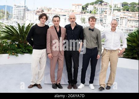 Thomas Prenn, Franz Rogowski, Director Sebastian Meise, Anton von Lucke e Georg Friedrich partecipano alla Grande Fotocall Freedom durante il 74a edizione del Festival del Cinema di Cannes il 08 luglio 2021 a Cannes, Francia.Foto di David Niviere/ABACAPRESS.COM Foto Stock