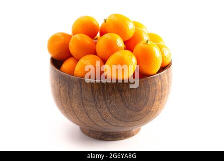 Una ciotola di Kumquat freschi isolato su uno sfondo bianco Foto Stock