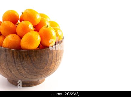 Una ciotola di Kumquat freschi isolato su uno sfondo bianco Foto Stock