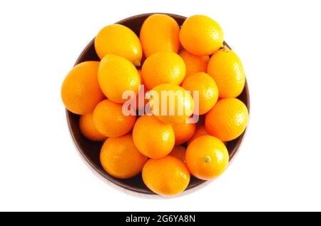 Una ciotola di Kumquat freschi isolato su uno sfondo bianco Foto Stock