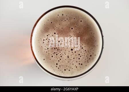 Birra in una pinta di vetro vista dall'alto Foto Stock