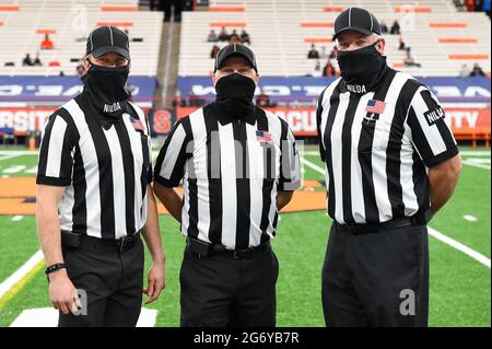 Syracuse, New York, Stati Uniti. 06 marzo 2021. I funzionari del gioco posano per una foto mentre indossano le maschere prima di una partita di lacrosse degli NCAA Mens tra le Catamises del Vermont e l'Orange di Syracuse sabato 6 marzo 2021 al Carrier Dome di Syracuse, New York. Syracuse ha vinto il 17-13. Rich Barnes/CSM/Alamy Live News Foto Stock