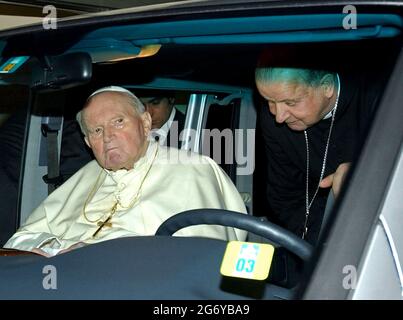 Roma, Italia. 20 maggio 2012. 13 marzo 2005 : Papa Giovanni Paolo II siede nella sua auto aiutata dal suo segretario personale Mons. Stanislaw Dziwisz prima di lasciare l'ospedale Gemelli di Roma, Roma, Italia. Credit: Agenzia fotografica indipendente/Alamy Live News Foto Stock