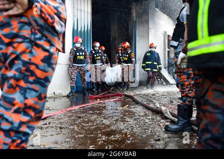 Dhaka, Bangladesh. 09 luglio 2021. (NOTA PER LA REDAZIONE: Immagine della morte)i lavoratori di soccorso portano i corpi che sono stati scoperti dopo lo scoppio di un incendio in una fabbrica di Hashem Foods Ltd a Rupganj, distretto di Narayanganj, alla periferia di Dhaka. Un incendio scoppiò in una fabbrica di cibo chiamata Hashem Foods Ltd a Rupganj nel distretto di Narayanganj. E' un edificio a 7 piani. Si suppone che il fuoco scoppiasse dal piano terra. finora sono morte 52 persone. Credit: SOPA Images Limited/Alamy Live News Foto Stock