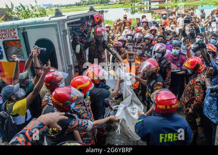 Dhaka, Bangladesh. 09 luglio 2021. (NOTA PER LA REDAZIONE: Immagine della morte)i lavoratori di soccorso portano i corpi che sono stati scoperti dopo lo scoppio di un incendio in una fabbrica di Hashem Foods Ltd a Rupganj, distretto di Narayanganj, alla periferia di Dhaka. Un incendio scoppiò in una fabbrica di cibo chiamata Hashem Foods Ltd a Rupganj nel distretto di Narayanganj. E' un edificio a 7 piani. Si suppone che il fuoco scoppiasse dal piano terra. finora sono morte 52 persone. (Foto di Piyas Biswas/SOPA Images/Sipa USA) Credit: Sipa USA/Alamy Live News Foto Stock