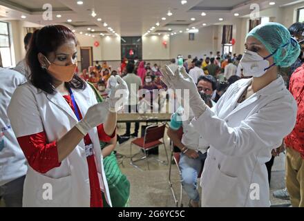 Gli operatori sanitari indiani riempiono la siringa con la dose di Covaxin e Covisield (vaccino COVID-19) da somministrare ai beneficiari durante una speciale campagna di vaccinazione di un giorno a Beawar, India, l'8 luglio 2021. Gli indiani hanno lottato per l'inoculazione dopo che il primo ministro Narendra modi ha aperto le vaccinazioni a tutti i 930-940 milioni di adulti del paese lo scorso mese senza un corrispondente aumento della produzione. Molti centri di immunizzazione hanno esaurito i vaccini e si sono chiusi temporaneamente. Diversi stati hanno dichiarato la carenza di vaccini Covid-19. (Foto di Sumit Saraswat/Pacific Press/Sipa USA) Foto Stock