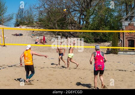 Regione di Kaliningrad, Russia, 10 maggio 2021. Gli uomini giocano a Beach volley. Giocatori di palla sulla spiaggia. Foto Stock