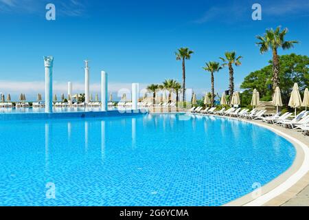 Piscina all'aperto sulla spiaggia Foto Stock