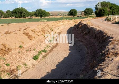 San Acacia, New Mexico - un canale di irrigazione a secco vicino al Rio Grande. Gran parte dello stato sta vivendo una siccità estrema, e gli agricoltori non stanno ottenendo il massimo Foto Stock