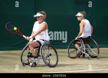 Aniek Van Koot (a sinistra) e Diede De Groot in azione contro Lucy Shuker e Kgothatso Montjane in sedia a rotelle per Signore raddoppia semifinale sul campo 17 il giorno undici di Wimbledon presso l'All England Lawn Tennis and Croquet Club, Wimbledon. Data immagine: Venerdì 9 luglio 2021. Foto Stock