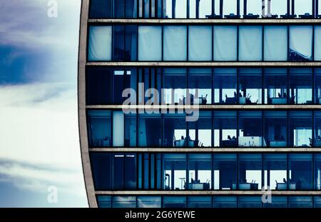 Edificio generico per uffici commerciali con attrezzature da ufficio vista dall'esterno Foto Stock