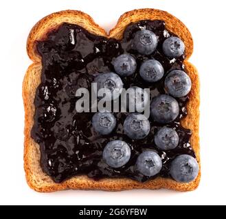 Un unico pezzo di pane di grano tostato con confettura di mirtilli isolato su uno sfondo bianco Foto Stock