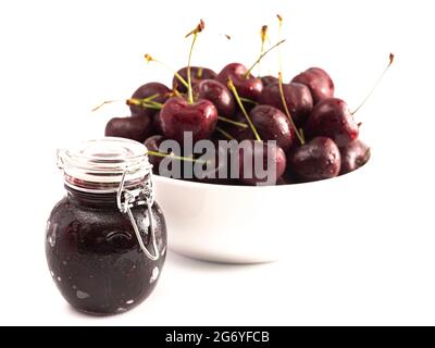 Un vaso di Homemdae Cherry Jam isolato su uno sfondo bianco Foto Stock