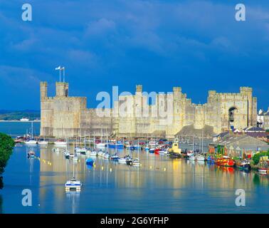 Regno Unito, Galles, Gwyned, Castello di Caernarfon, alta marea, Foto Stock