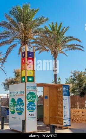 Colonia de Sant Jordi, Spagna; luglio 02 2021: Punto di innovazione sanitaria nella città di Maiorca di Colonia de Sant Jordi in una mattinata di sole Foto Stock