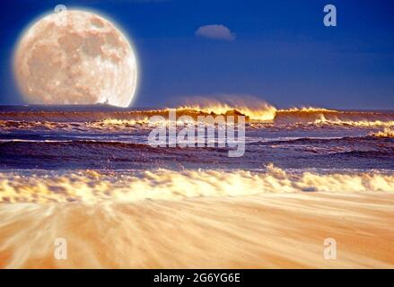 luna nascente, sopra il mare tempestoso, Foto Stock
