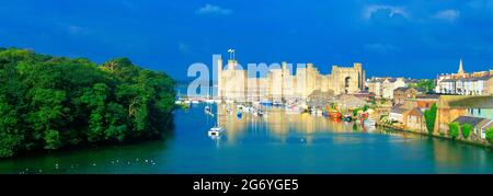 Regno Unito, Galles, Gwyned, Castello di Caernarfon, alta marea, Foto Stock