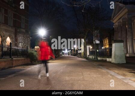 Fuori dal museo New Walk sulla destra di notte, donna che cammina sulla sinistra con New Walk che salirà in lontananza. Luminosa luce di strada di notte. Foto Stock