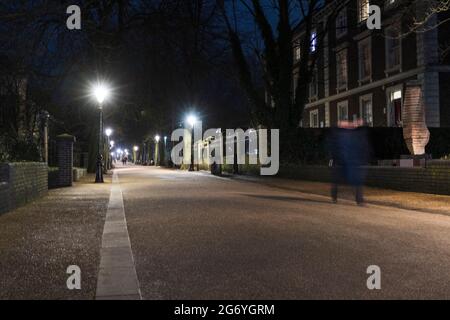 La scultura del clothier di John Atkin sulla destra con l'uomo che cammina addio, molti tress e siepi. Tiro dritto in lontananza a livello del suolo. Foto Stock
