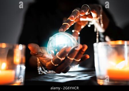 Fortune Teller che prevede il futuro utilizzando Crystal Ball Foto Stock