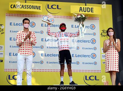 Il colombiano Nairo Quintana del Team Arkea Samsic festeggia sul podio nella maglia rossa polka-dot per il miglior scalatore dopo la tappa 13 della 108a edizione Foto Stock