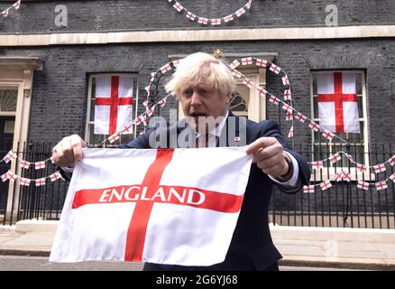 Londra, Regno Unito. , . Primo Ministro, Boris Johnson detiene una bandiera inglese a Downing Street prima della finale Euro 2020 dove l'Inghilterra gioca l'Italia domenica. Credit: Mark Thomas/Alamy Live News Foto Stock