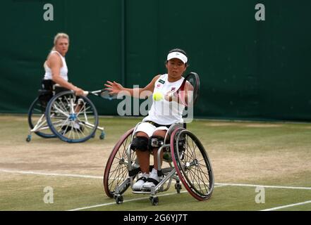 Jordanne Whiley (a sinistra) e Yui Kamiji in azione contro Angelica Bernal e Momoko Ohtani nella sedia a rotelle per Signore raddoppia semifinale sul campo 14on giorno 11 di Wimbledon all'All England Lawn Tennis and Croquet Club, Wimbledon. Data immagine: Venerdì 9 luglio 2021. Foto Stock