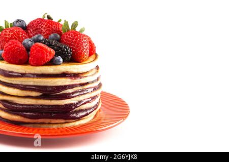 Pila di frittelle di Berry con la diffusione di Compote isolato su uno sfondo bianco Foto Stock