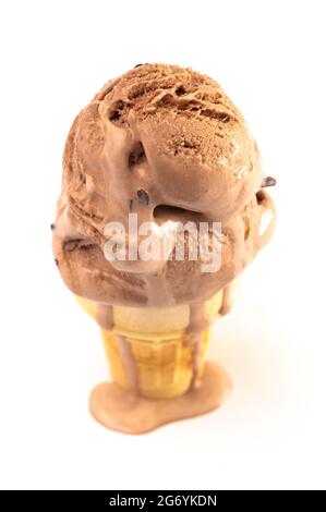 Cono gelato al cioccolato isolato su uno sfondo bianco Foto Stock