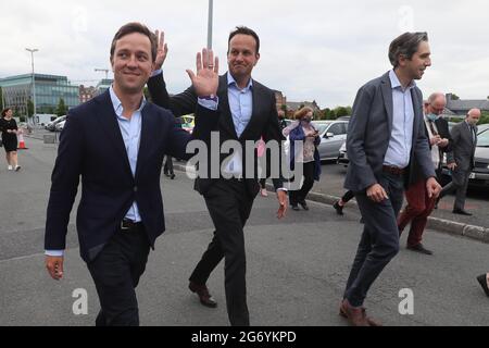 (Da sinistra a destra) candidato di fine Gael James Geoghegan, Tanaiste Leo Varadkar e TD Simon Harris che arrivano al centro di conteggio per la by-elezione di Dublin Bay South a Simmonscourt, RDS a Ballsbridge, Dublino. Data immagine: Venerdì 9 luglio 2021. Vedere PA storia IRISH ByElection. Il credito fotografico dovrebbe essere: Brian Lawless/PA Wire Foto Stock