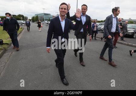 (Da sinistra a destra) candidato di fine Gael James Geoghegan, Tanaiste Leo Varadkar e TD Simon Harris che arrivano al centro di conteggio per la by-elezione di Dublin Bay South a Simmonscourt, RDS a Ballsbridge, Dublino. Data immagine: Venerdì 9 luglio 2021. Vedere PA storia IRISH ByElection. Il credito fotografico dovrebbe essere: Brian Lawless/PA Wire Foto Stock