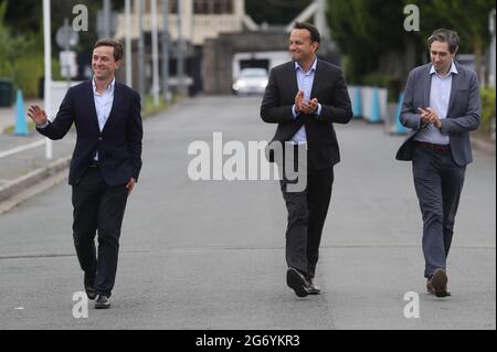 (Da sinistra a destra) candidato di fine Gael James Geoghegan, Tanaiste Leo Varadkar e TD Simon Harris che arrivano al centro di conteggio per la by-elezione di Dublin Bay South a Simmonscourt, RDS a Ballsbridge, Dublino. Data immagine: Venerdì 9 luglio 2021. Vedere PA storia IRISH ByElection. Il credito fotografico dovrebbe essere: Brian Lawless/PA Wire Foto Stock