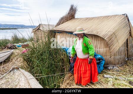 TITICACA, PERÙ - 15 MAGGIO 2015: Donna locale su una delle isole galleggianti di Uros, lago Titicaca, Perù Foto Stock