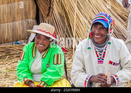 TITICACA, PERÙ - 15 MAGGIO 2015: Abitanti delle isole galleggianti di Uros, lago Titicaca, Perù Foto Stock