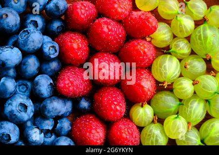 Primo piano di un mix di frutta su sfondo ardesia Foto Stock