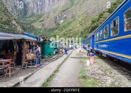 HIDROELECTRICA, PERÙ - 17 MAGGIO 2015: Il treno ferroviario del Perù ferma alla stazione Hidroelectrica nella valle del fiume Urubamba. Treno direzione Aguas Calientes Foto Stock