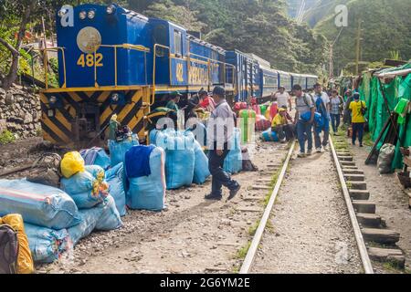 HIDROELECTRICA, PERÙ - 17 MAGGIO 2015: Il treno ferroviario del Perù ferma alla stazione Hidroelectrica nella valle del fiume Urubamba. Treno direzione Aguas Calientes Foto Stock