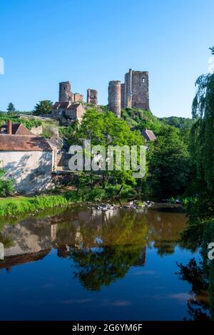 Herisson ha designato la Petite Cité de Caractère. Vista sul castello dei Ducs de Bourbon e sul fiume Aumance. Allier. Auvergne Rodano Alpi. Francia Foto Stock