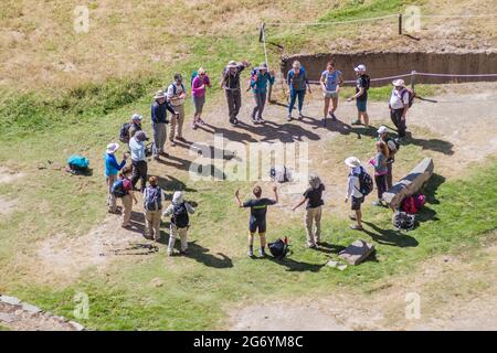 OLLANTAYTAMBO, PERÙ - 20 MAGGIO 2015: I turisti visitano le rovine di Ollantaytambo, Valle Sacra degli Incas, Perù Foto Stock