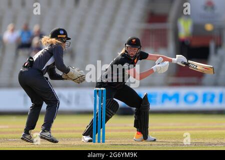 Manchester, Regno Unito. 09 luglio 2021. La battuta di Lissy Macleod per Sunrisers perde la palla catturata da Ellie Threlkeld battendo per Thunder a Manchester, Regno Unito il 7/9/2021. (Foto di Conor Molloy/News Images/Sipa USA) Credit: Sipa USA/Alamy Live News Foto Stock