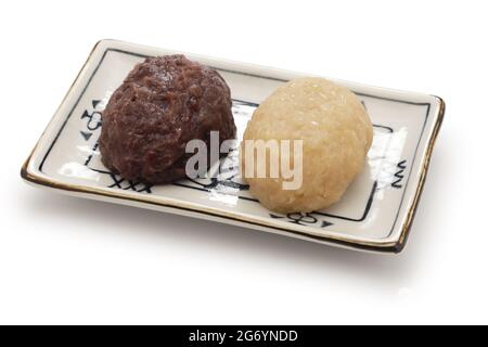 kohaku ohagi; riso frullato coperto da pasta di fagioli adzuki rosso e bianco dolcificati, dessert tradizionale giapponese Foto Stock