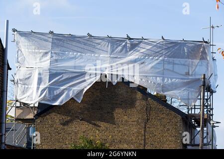 Ponteggi & coprente di protezione su dormitori / dormitori / dormitori / dormitori recentemente completato sul tetto alla fine della terrazza vittoriana casa a schiera. UK (124) Foto Stock