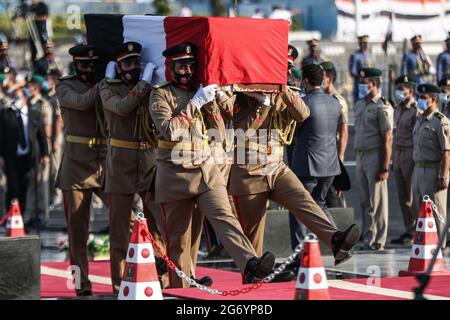 09 luglio 2021, Egitto, Cairo: Le guardie d'onore egiziane portano la bara bendata di bandiera dell'ex prima Signora egiziana, Jehan Sadat, la vedova del defunto Presidente Anwar Sadat, durante un funerale militare ufficiale al Monumento al Milite Ignoto. Foto: Hassan Mohamed/dpa Foto Stock